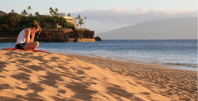 mujer-leyendo-playa