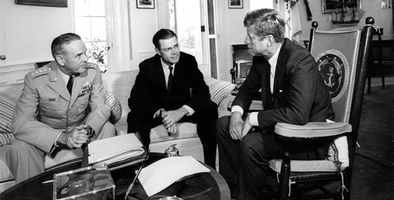 robert-kennedy-con-mcnamara