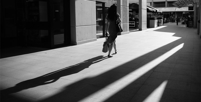 sombra-mujer-espaldas