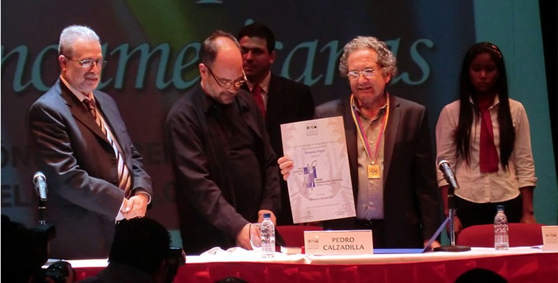 ricardo-piglia-recibiendo-premio