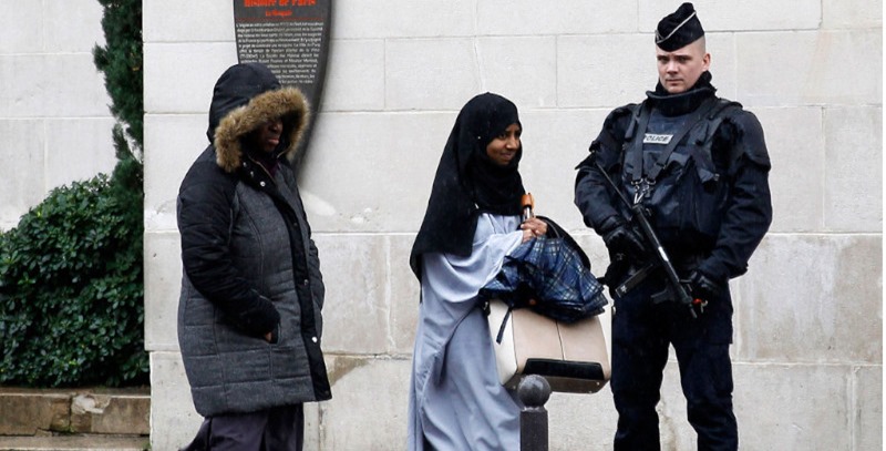 crs frente a mezquita crs frente a mezquita