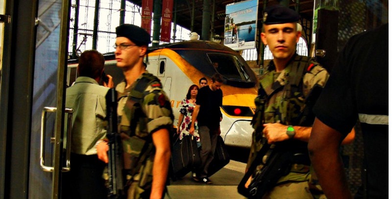 militares patrullando paris militares patrullando paris