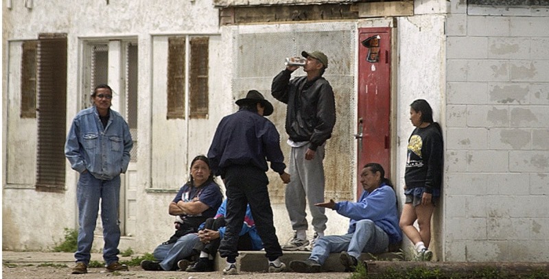 nativos americanos bebiendo nativos americanos bebiendo