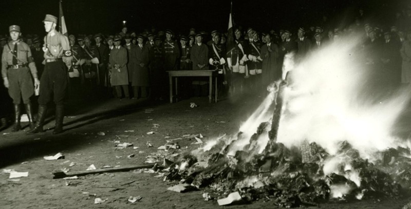 quema de libros por los nazis