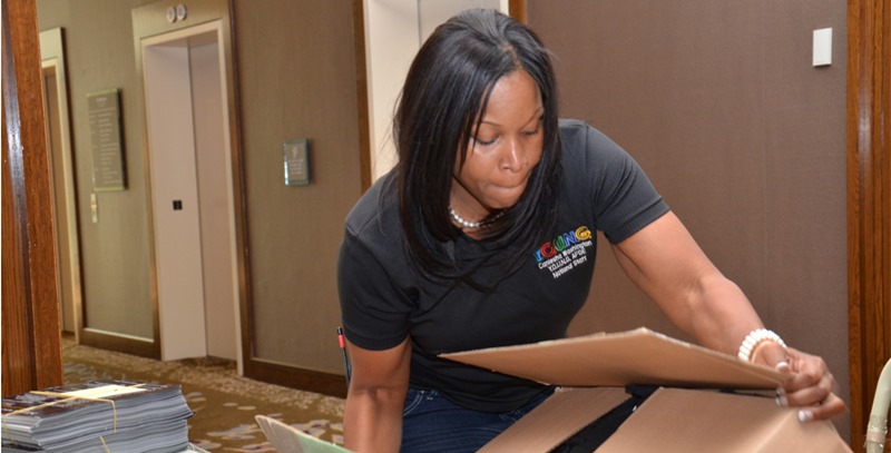 mujer-manipulando-caja