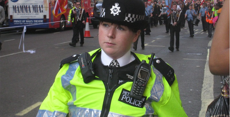 mujer-policia-reino-unido