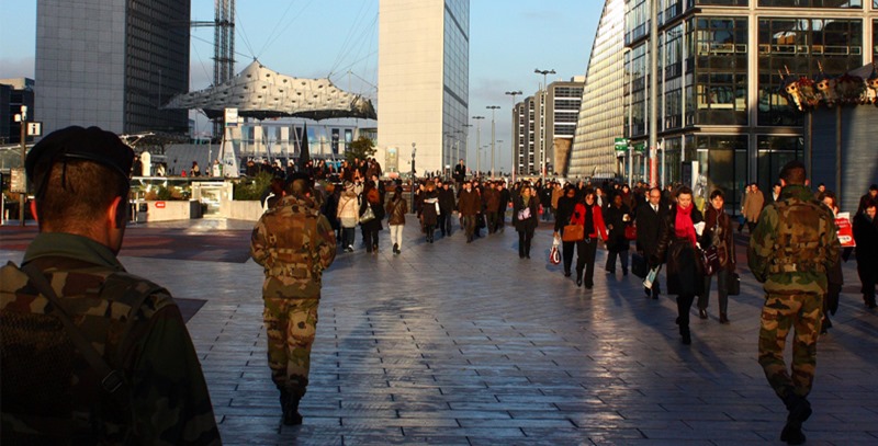 soldados-patrulla-paris