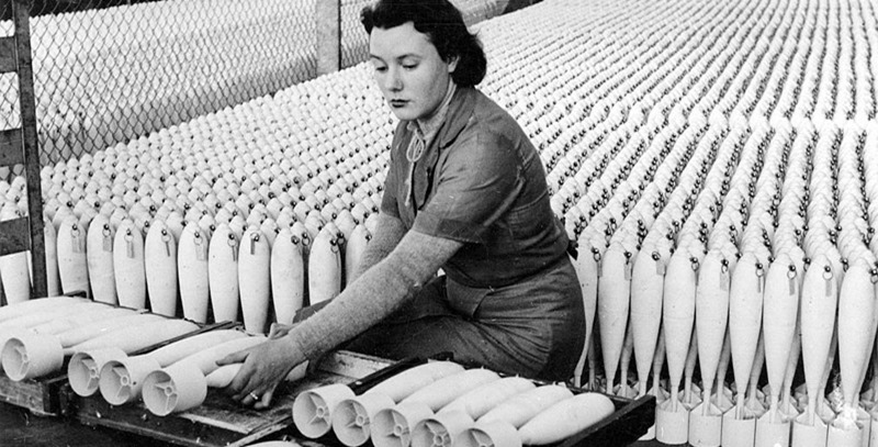 iigm-mujer-fabricando-municion