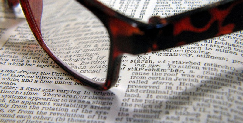 gafas-sobre-hojas-de-libro