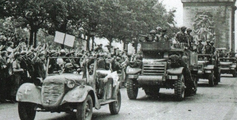 la-nueve-desfilando-paris