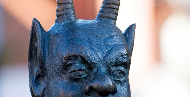 escultura-diablo-con-cuernos