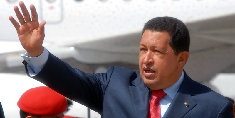 hugo-chavez-bajando-avion