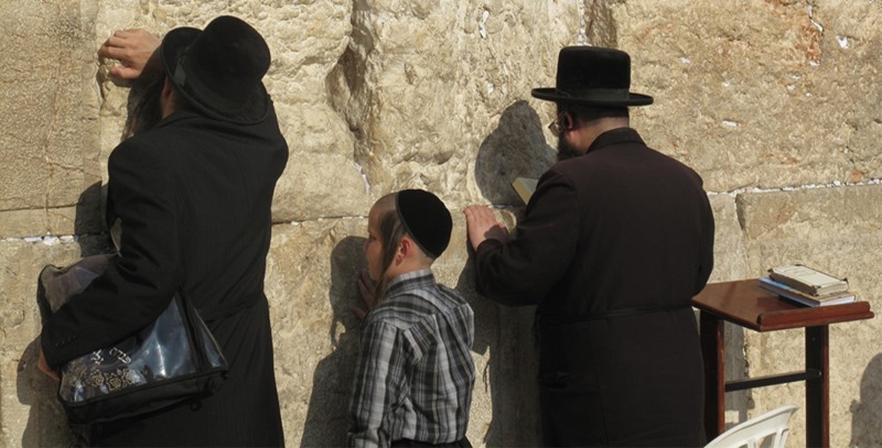 ortodoxos-rezando-muro-de-las-lamentaciones