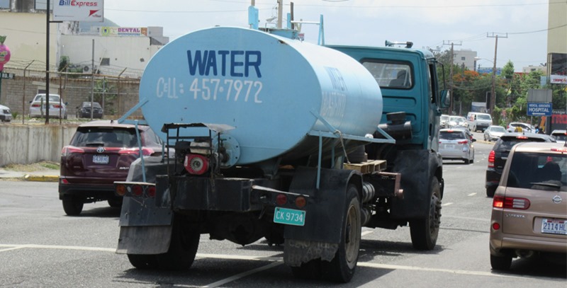 vehiculo-cisterna-con-agua