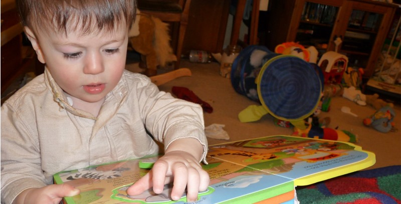 ninio-leyendo-libro-infantil