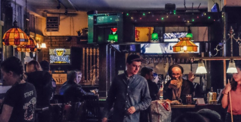 adultos-mediana-edad-bebiendo-en-un-pub