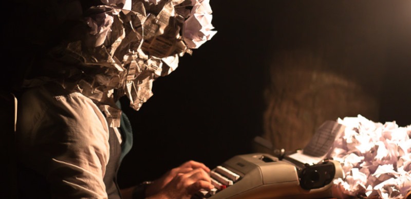 escritor delante maquina escribir