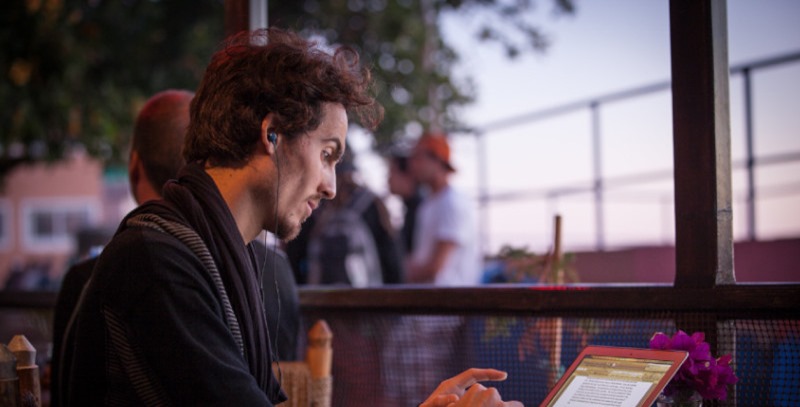 escritor ejerciendo su oficio