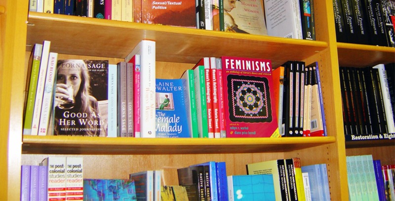 estanteria-de-libreria-con-los-mas-vendidos