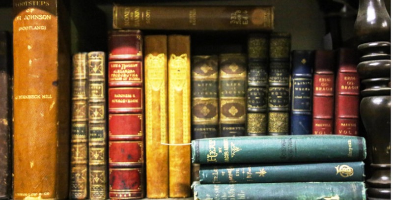 libros clasicos en estanteria