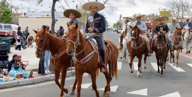charros mexicanos a caballo