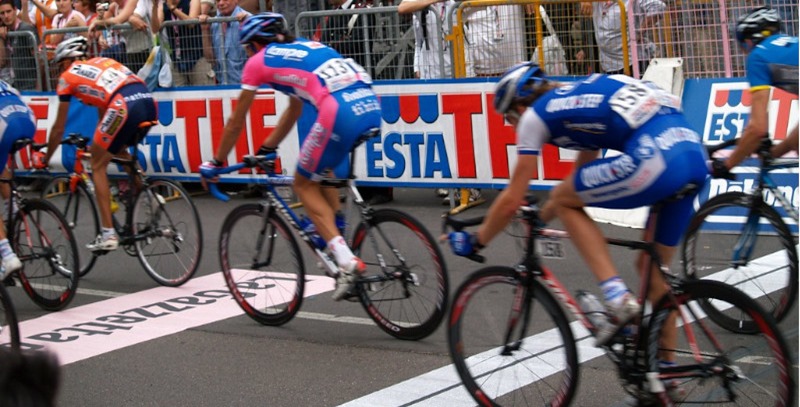 ciclistas llegando a meta ciclistas llegando a meta