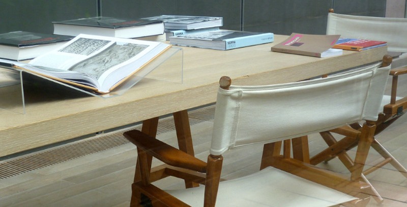 muchos libros sobre mesa