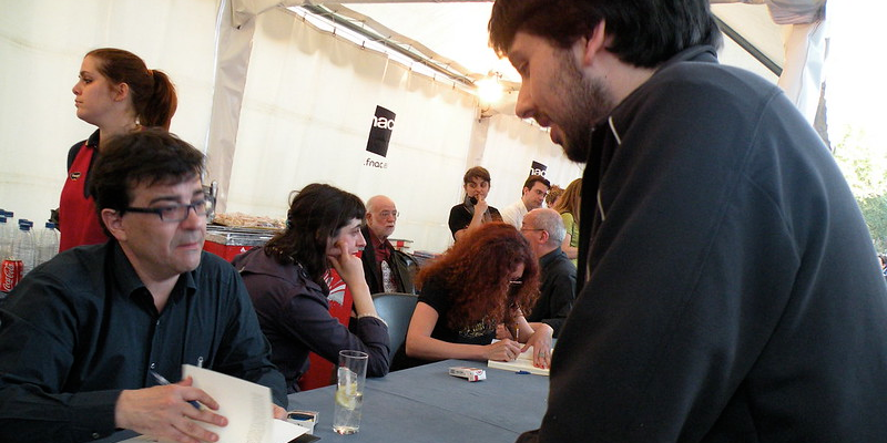 javier cercas firmando ejemplares